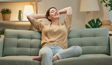 Junge Frau auf einer Couch