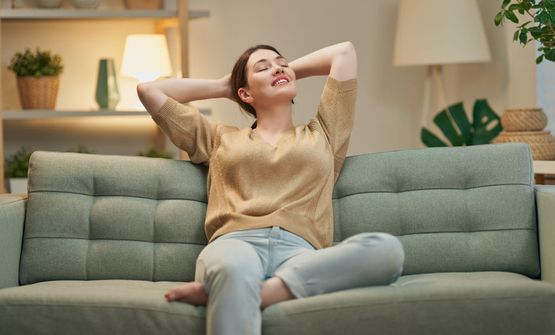 Frau entspannt auf der Couch